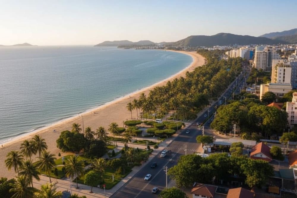 B&atilde;i biển Tuy H&ograve;a l&agrave; thi&ecirc;n đường c&aacute;t trắng nằm giữa l&ograve;ng Ph&uacute; Y&ecirc;n, nổi bật với vẻ đẹp hoang sơ v&agrave; nước biển trong xanh